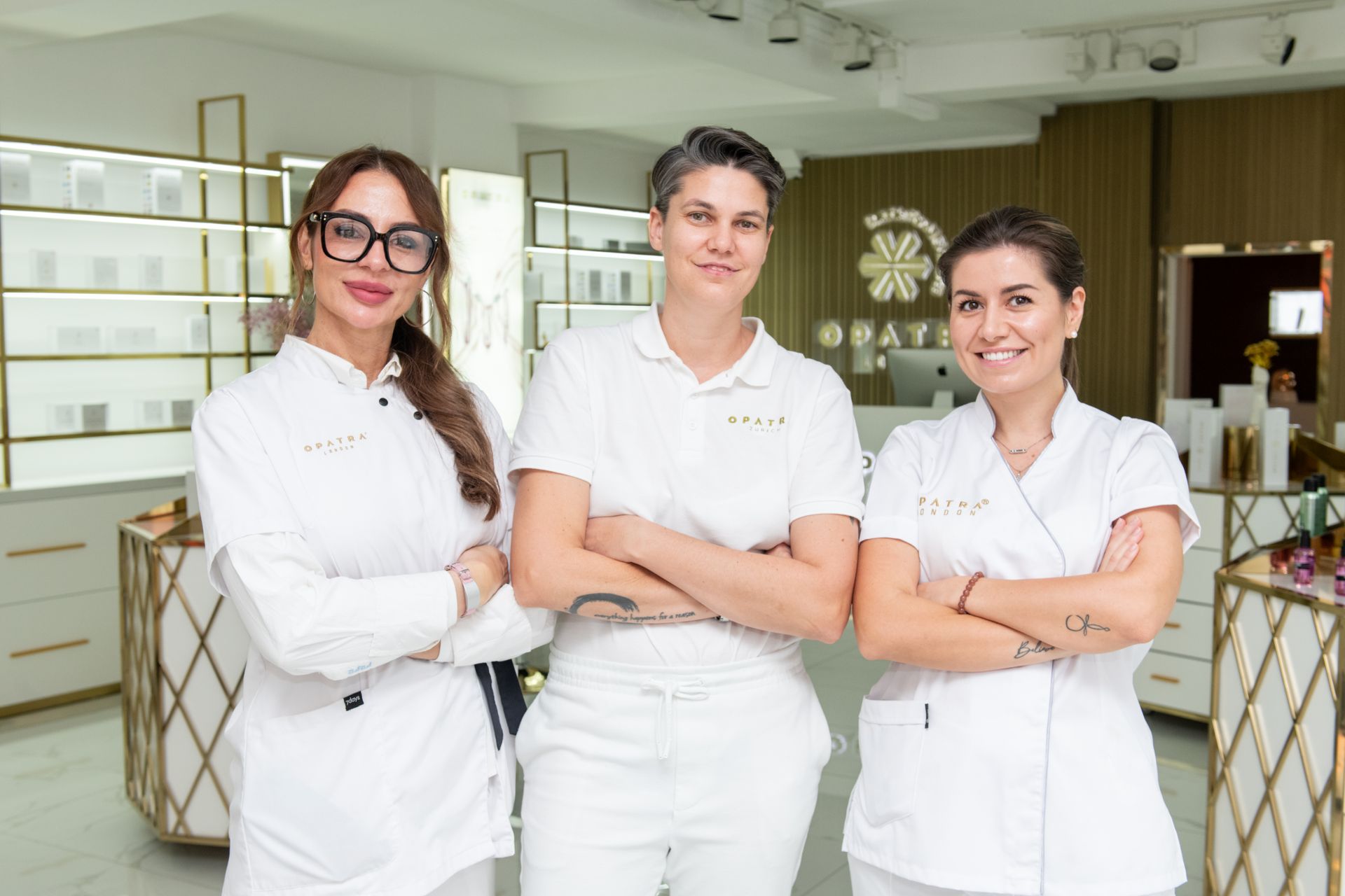 Drei Frauen unterschiedlicher Herkunft posieren gemeinsam für ein Foto.