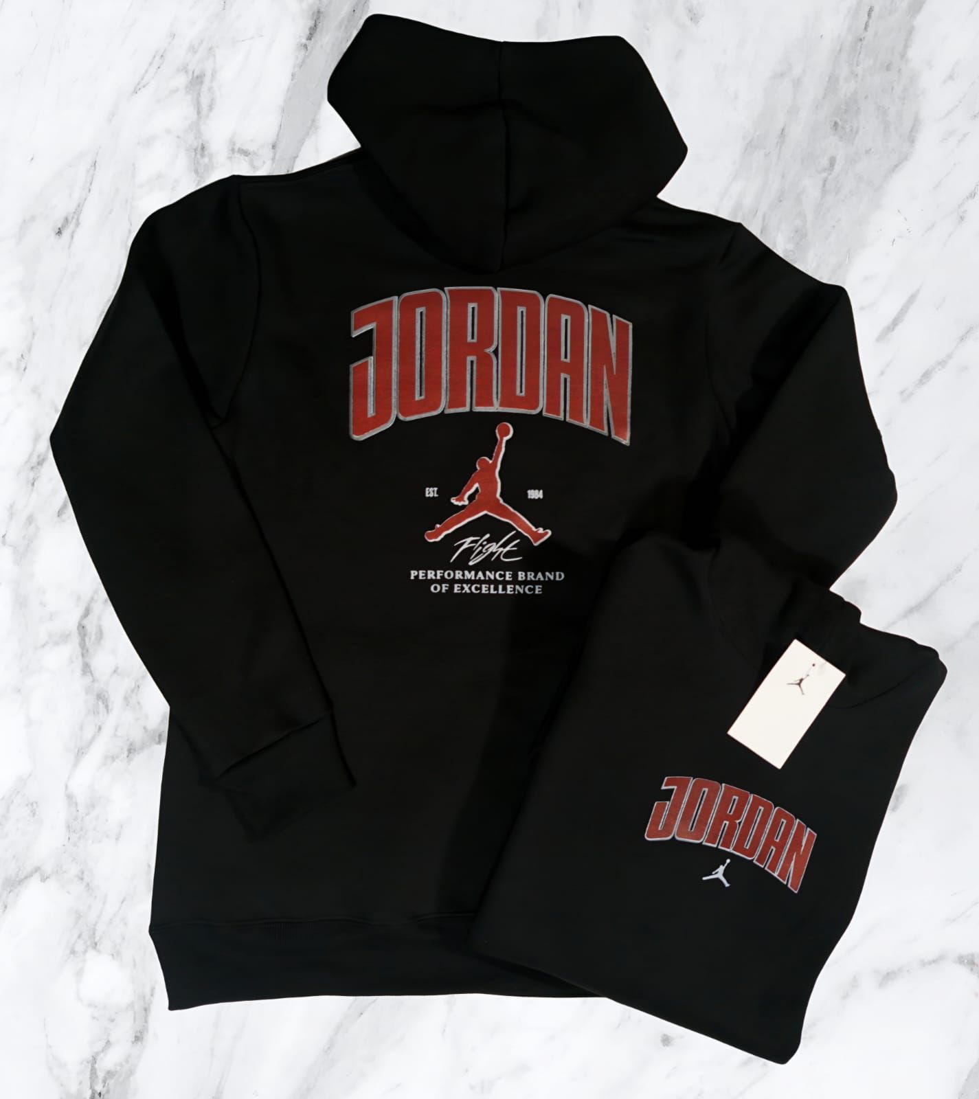 Una sudadera con capucha negra de Jordan con letras granates y el logotipo Jumpman.