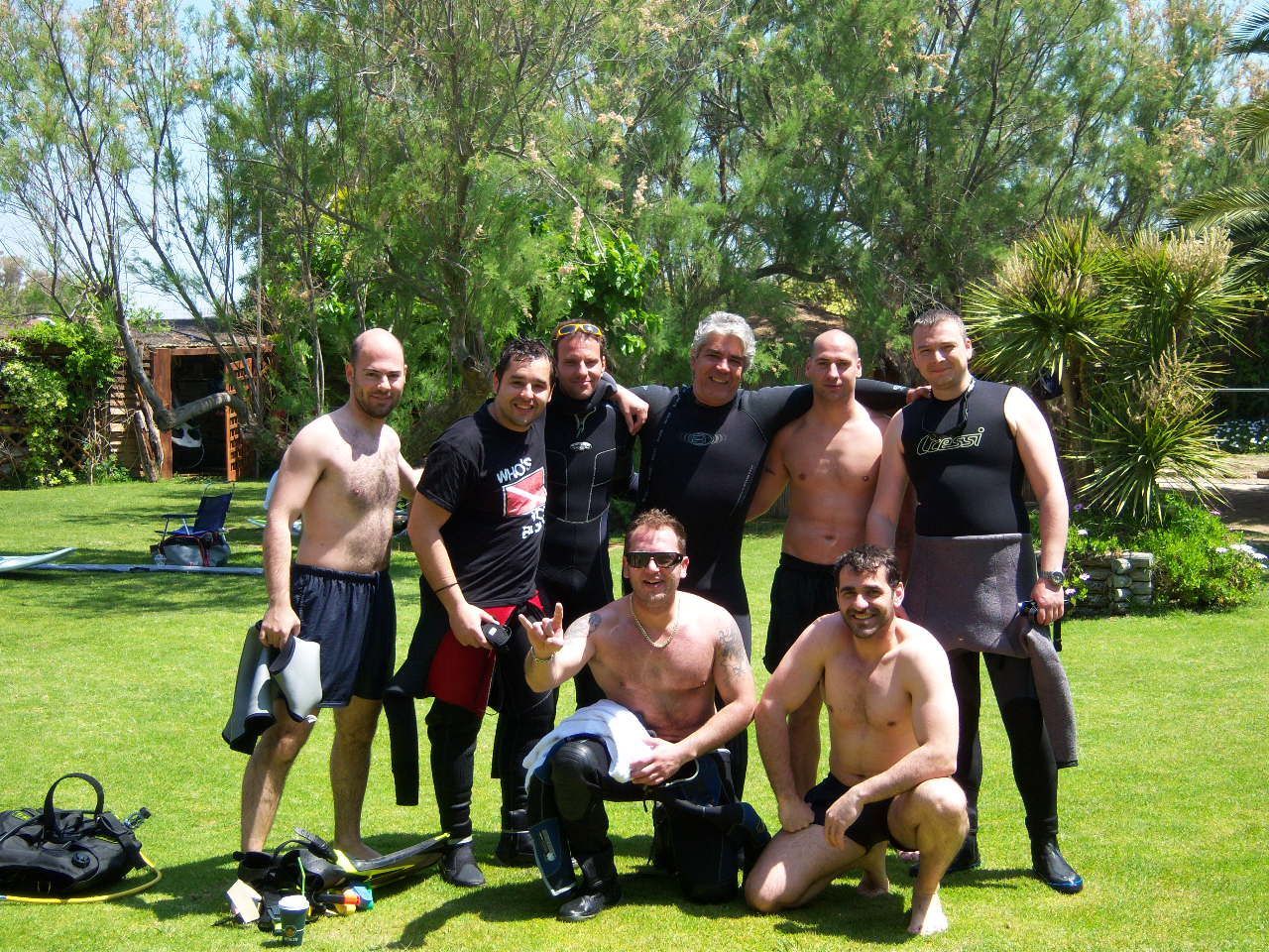 Ομάδα εκπαιδευομένων δυτών στην Ακαδημία Πάραλος με τον Στέλιο Καπλανίδη