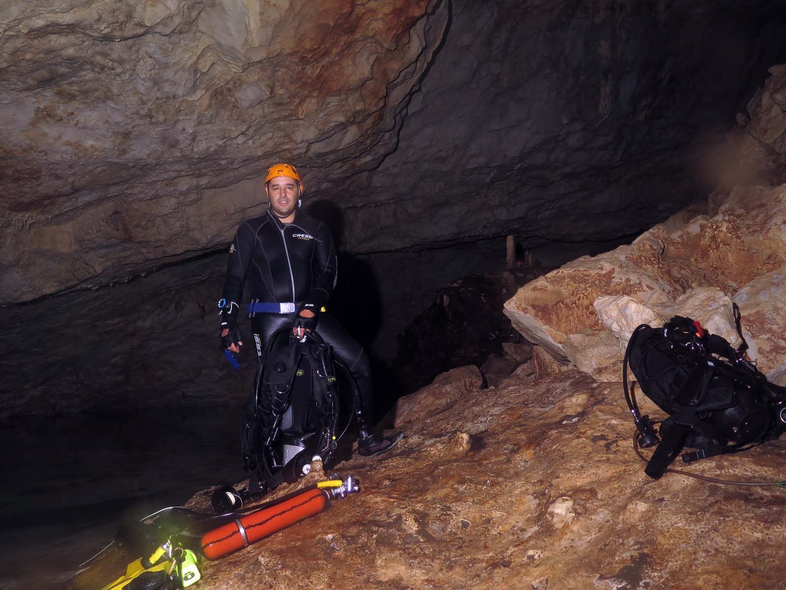 Σπηλαιοκατάδυση Βασίλη Πετρούλια στο υποβρύχιο σπήλαιο Κόρφος