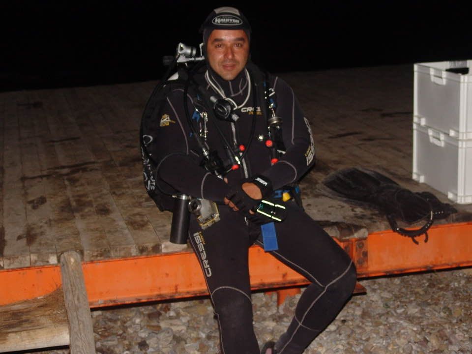 Βασίλης Πετρούλιας προετοιμασία για νυχτερινή κατάδυση