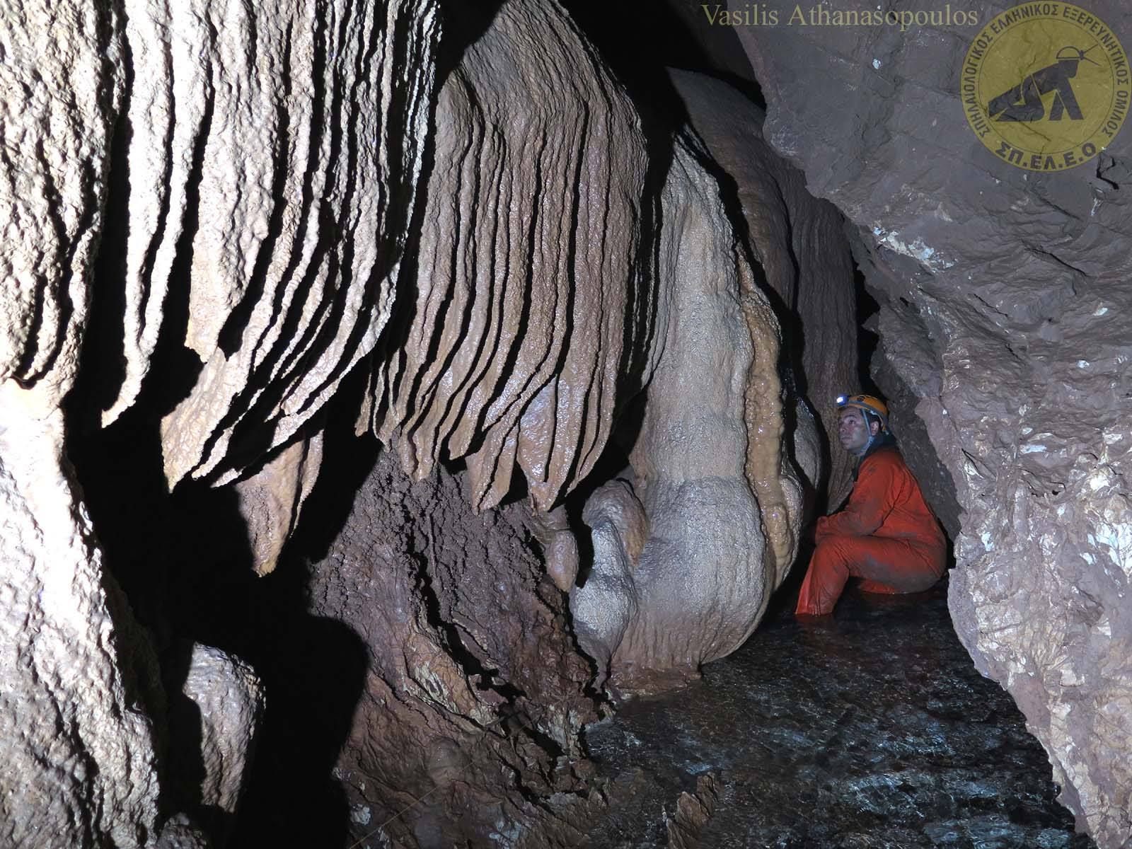 Βασίλης Πετρούλιας εξερεύνηση στο σπήλαιο Δρακότρυπα Ορεινής Ναυπακτίας