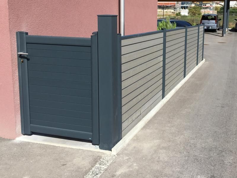 Une clôture avec une porte au milieu