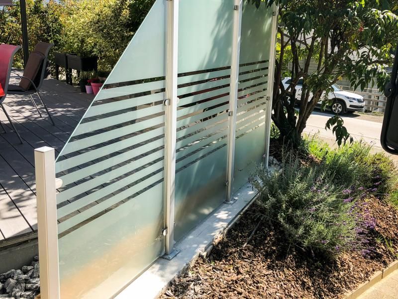 Une clôture en acier inoxydable avec un motif rayé dessus