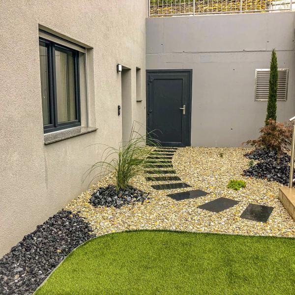 Il y a un chemin menant à la porte d'entrée de la maison.