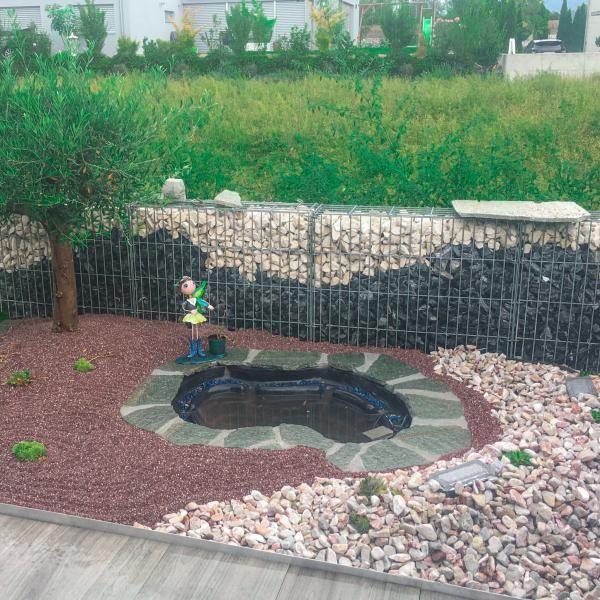 Il y a un petit étang au milieu du jardin.