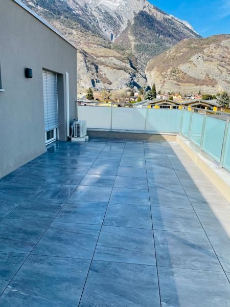 Il y a un balcon avec vue sur les montagnes.