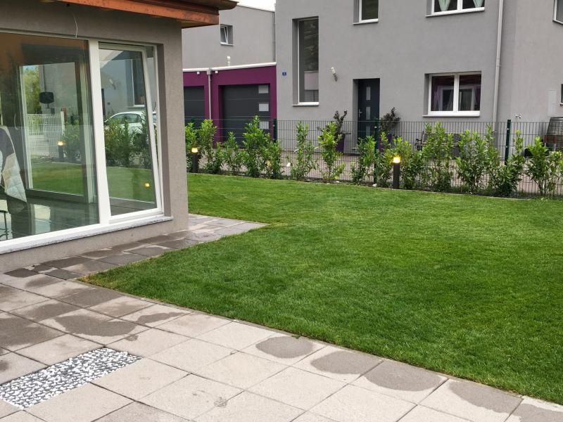 Une maison avec une grande pelouse devant elle