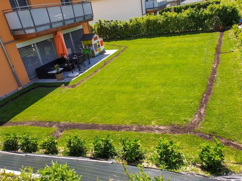 Une vue aérienne d'une pelouse verte luxuriante devant une maison