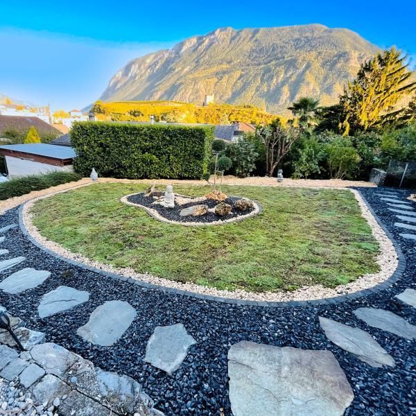 Un jardin circulaire avec une montagne en arrière-plan