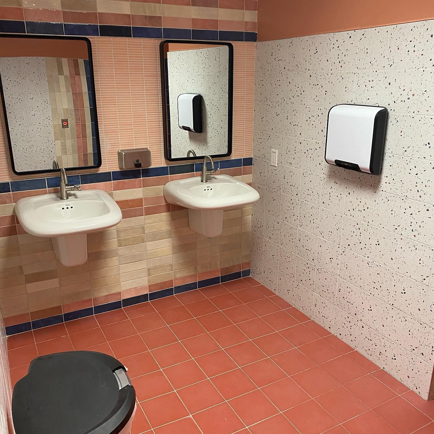 A bathroom with two sinks and two mirrors