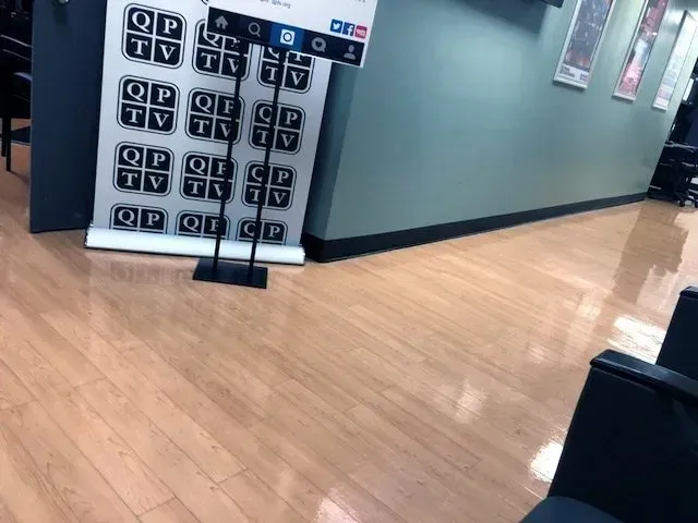 A waiting room with a sign that says qp tv on it