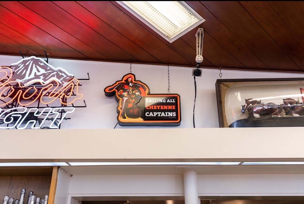 A sign on a wall that says captains on it