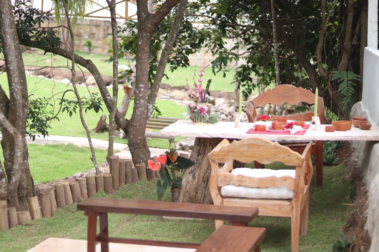 Uma mesa de madeira com uma tigela de frutas sobre ela.