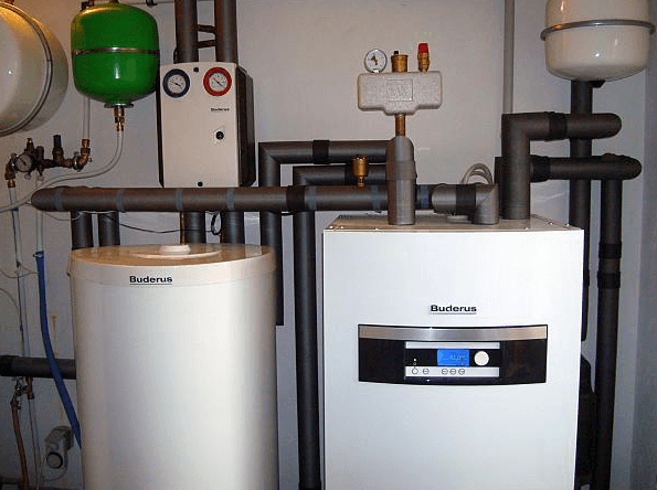 Ein Kessel mit dem Wort Buderus darauf