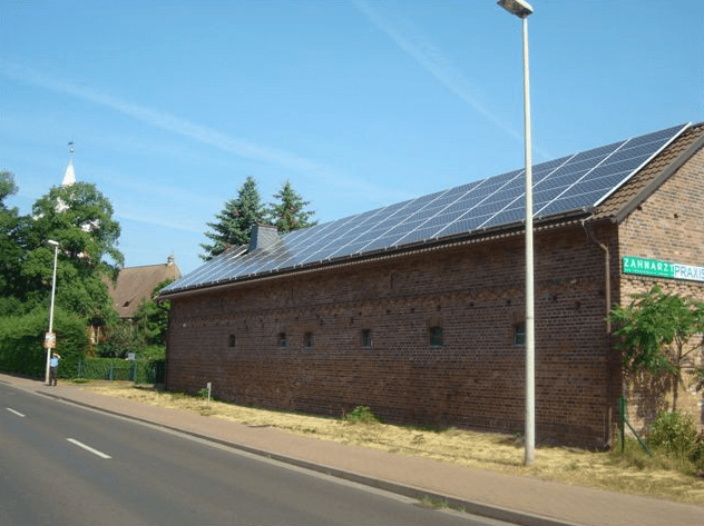 Ein Backsteingebäude mit Sonnenkollektoren auf dem Dach