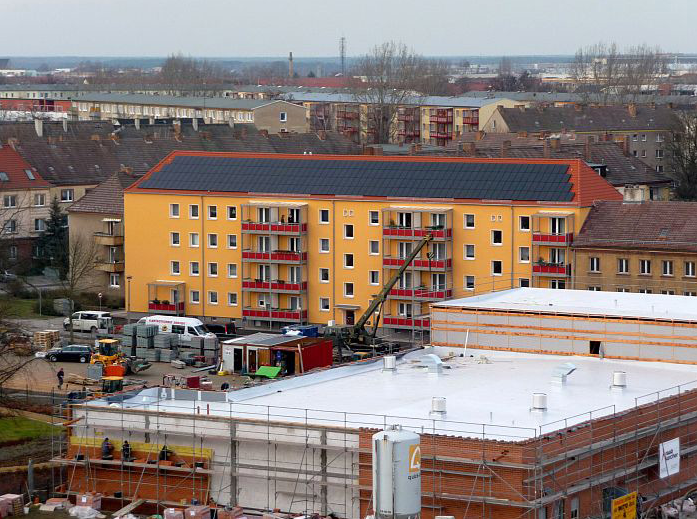 Eine Luftaufnahme eines im Bau befindlichen Gebäudes mit Sonnenkollektoren auf dem Dach