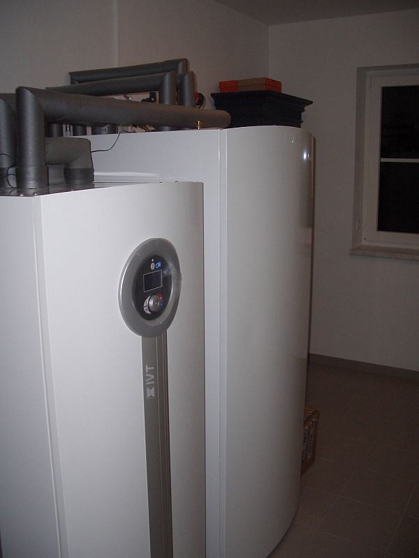 Ein weißes LG-Gerät steht in einem Raum neben einem Fenster