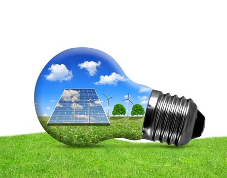 Eine Glühbirne mit einem Bild von Solarmodulen darin