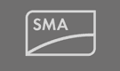 Ein grau-weißes Logo für SMA auf grauem Hintergrund.