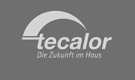 Ein schwarzweißes Logo für ein Unternehmen namens Tecalor auf grauem Hintergrund.