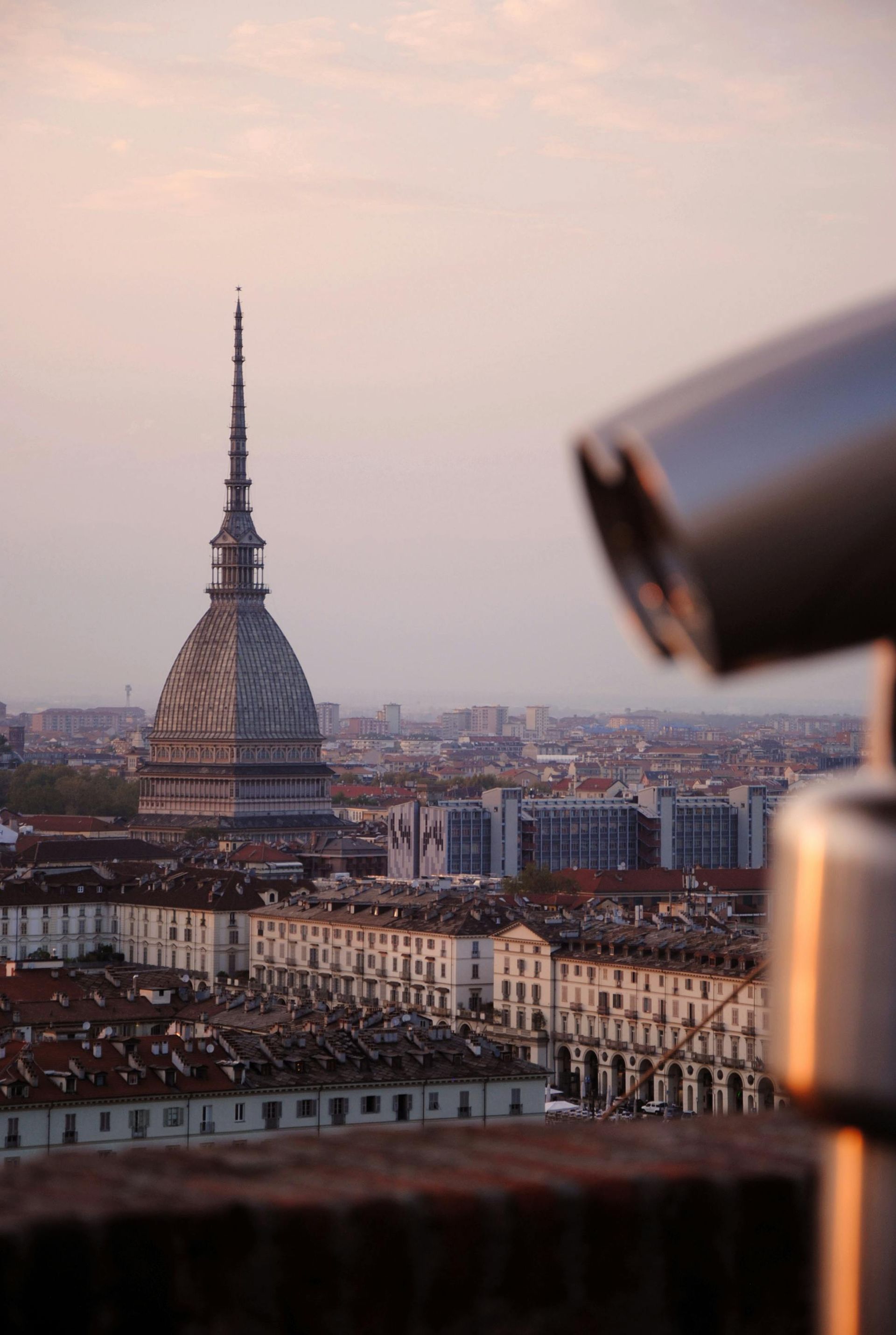 Panorama di Torino al tramonto con la Mole Antonelliana.