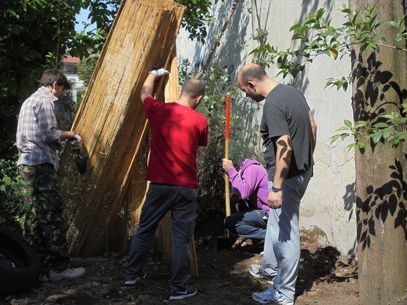 Lavori per il nuovo giardino 2 - Scuola Caduti in Guerra - Fornacette, PI
