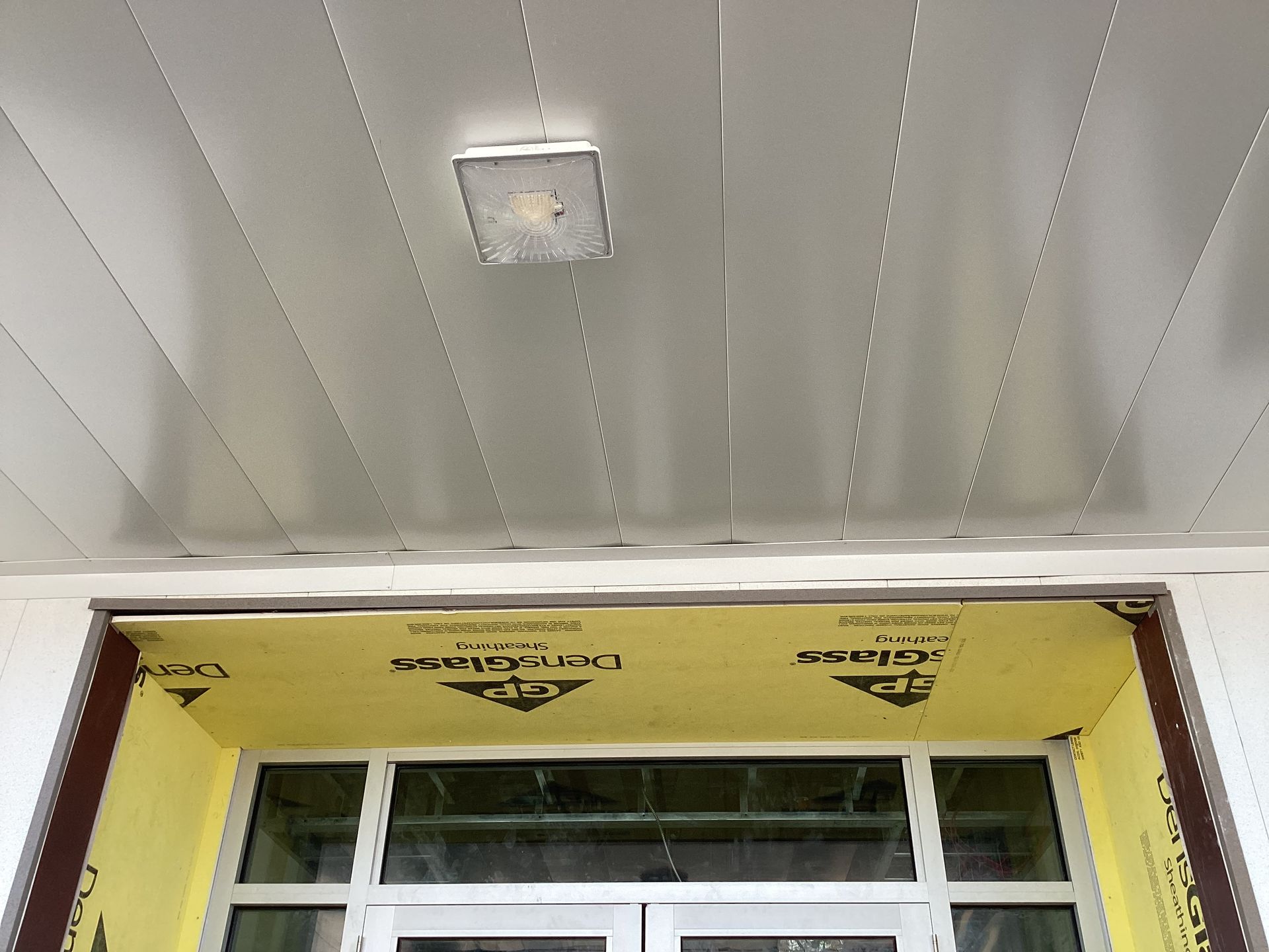 The ceiling of a building has a light on it