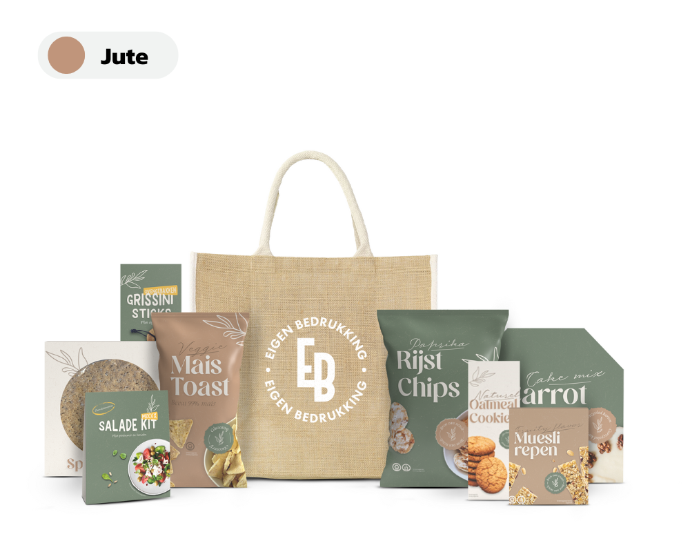 Een jute zak gevuld gevuld met diverse hapjes en drankjes voor Kerst.