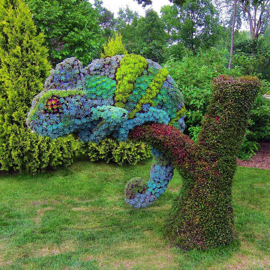 15 Unique and Amazing Lawn Displays - Flower Statues