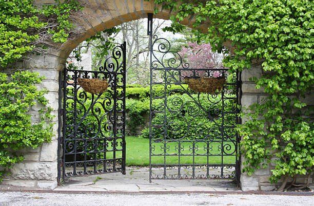 15 Unique and Amazing Lawn Displays - Ornate Gate