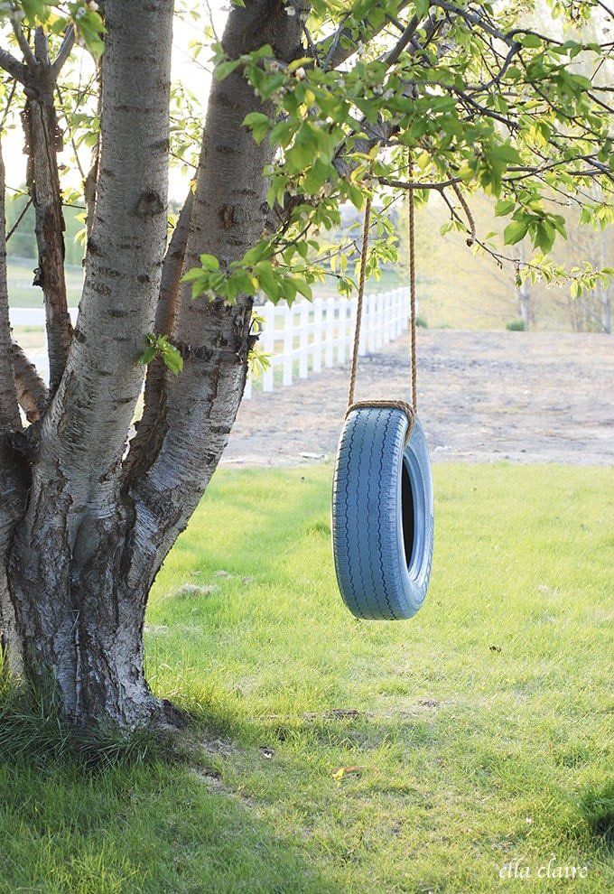15 Unique and Amazing Lawn Displays - Tire Swing