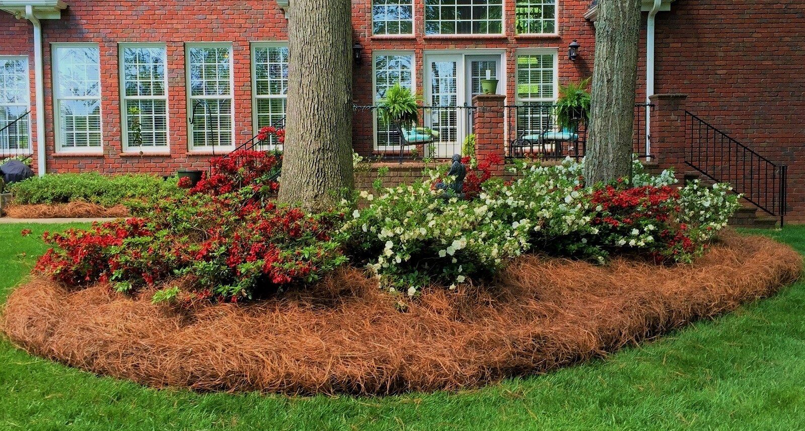 pine straw layed | Green Garden Landscaping