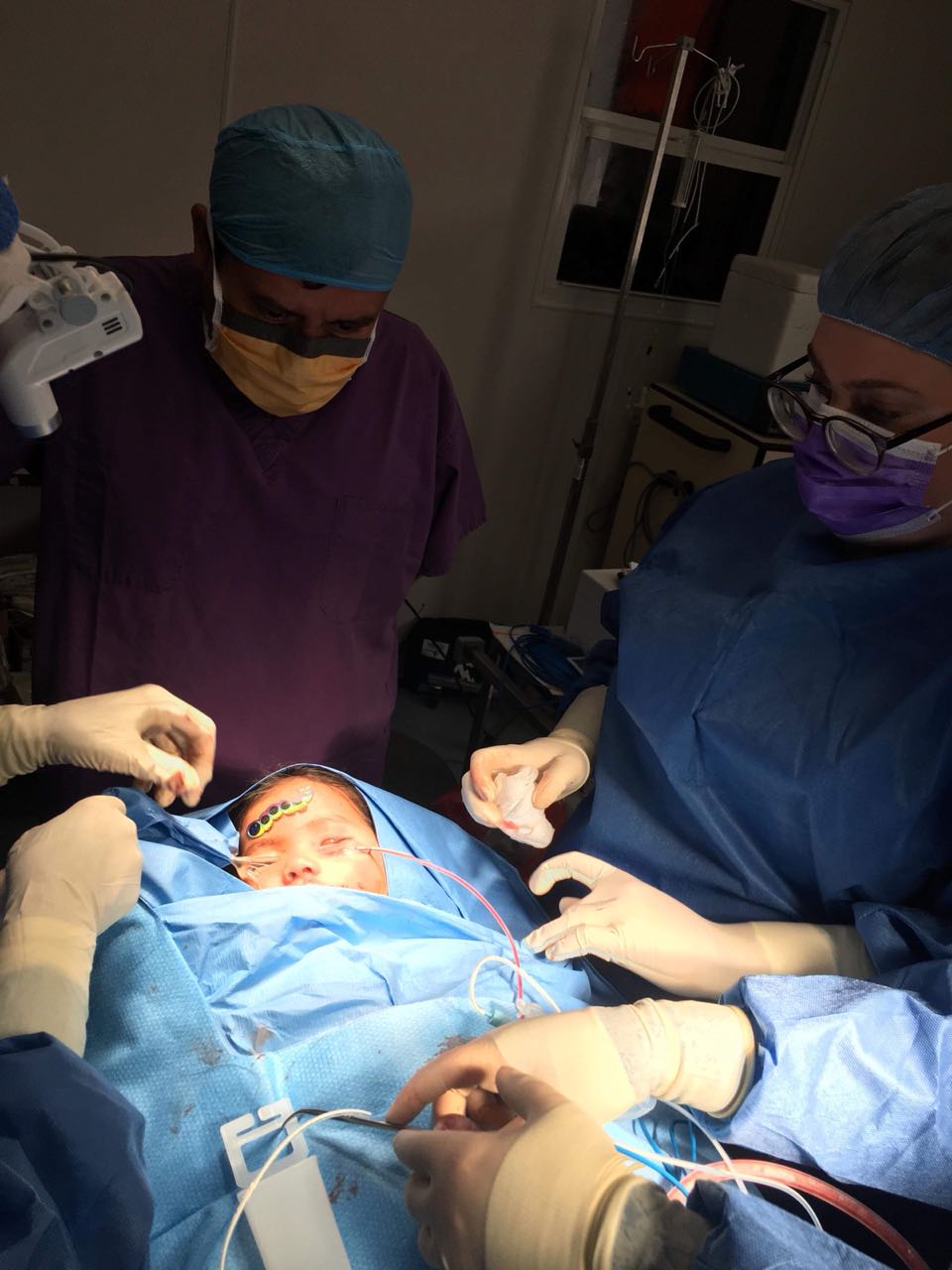 Ein OP-Team führt im Operationssaal einen Eingriff an einem Patienten durch. 