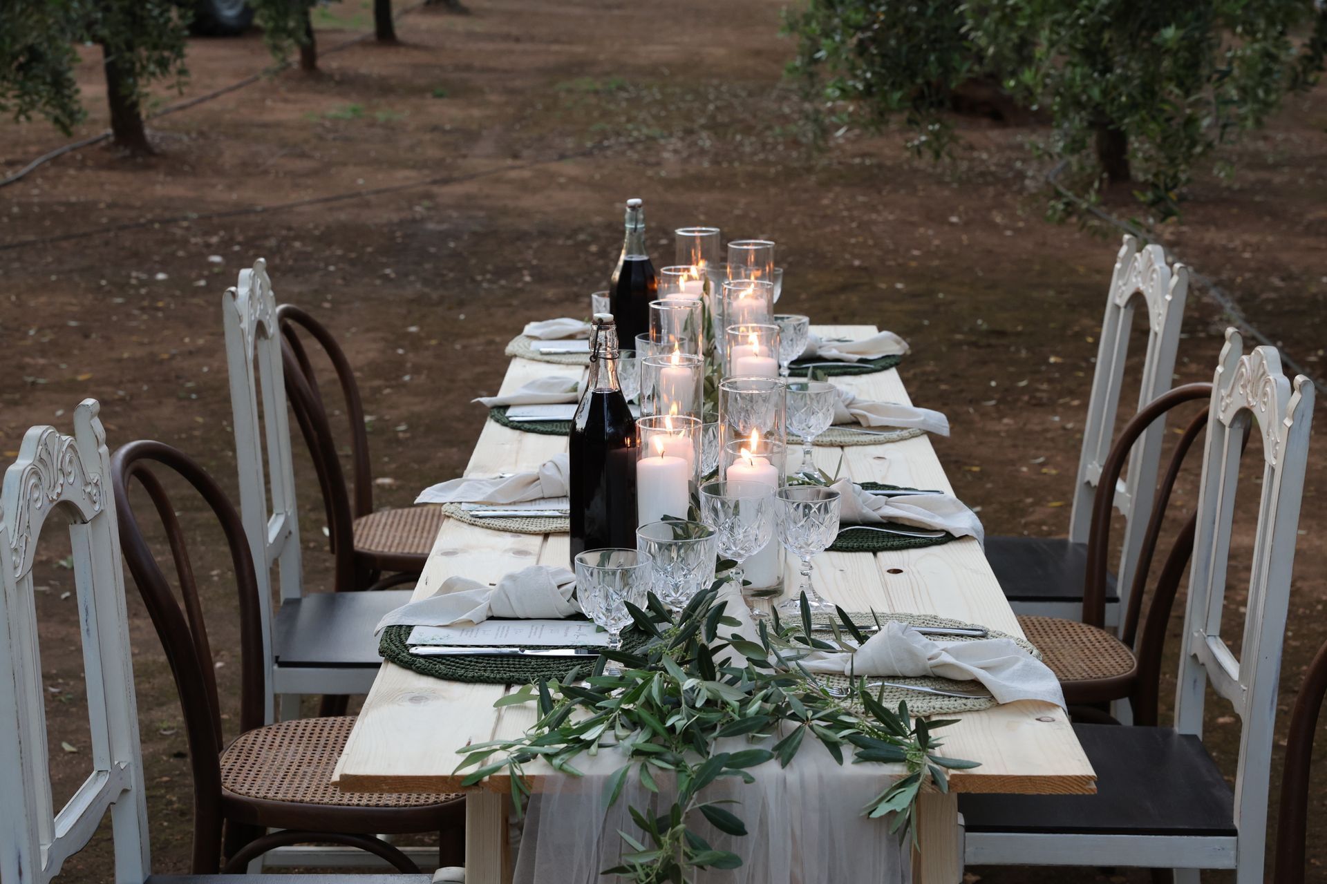 allestimento tavolo sostenibile con fiori di stagione e decorazioni minimal