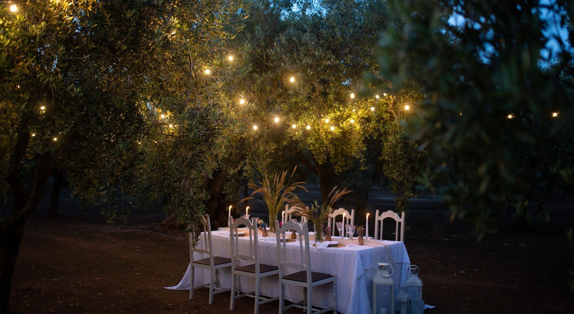 Allestimento matrimonio elegante all’aperto in Puglia