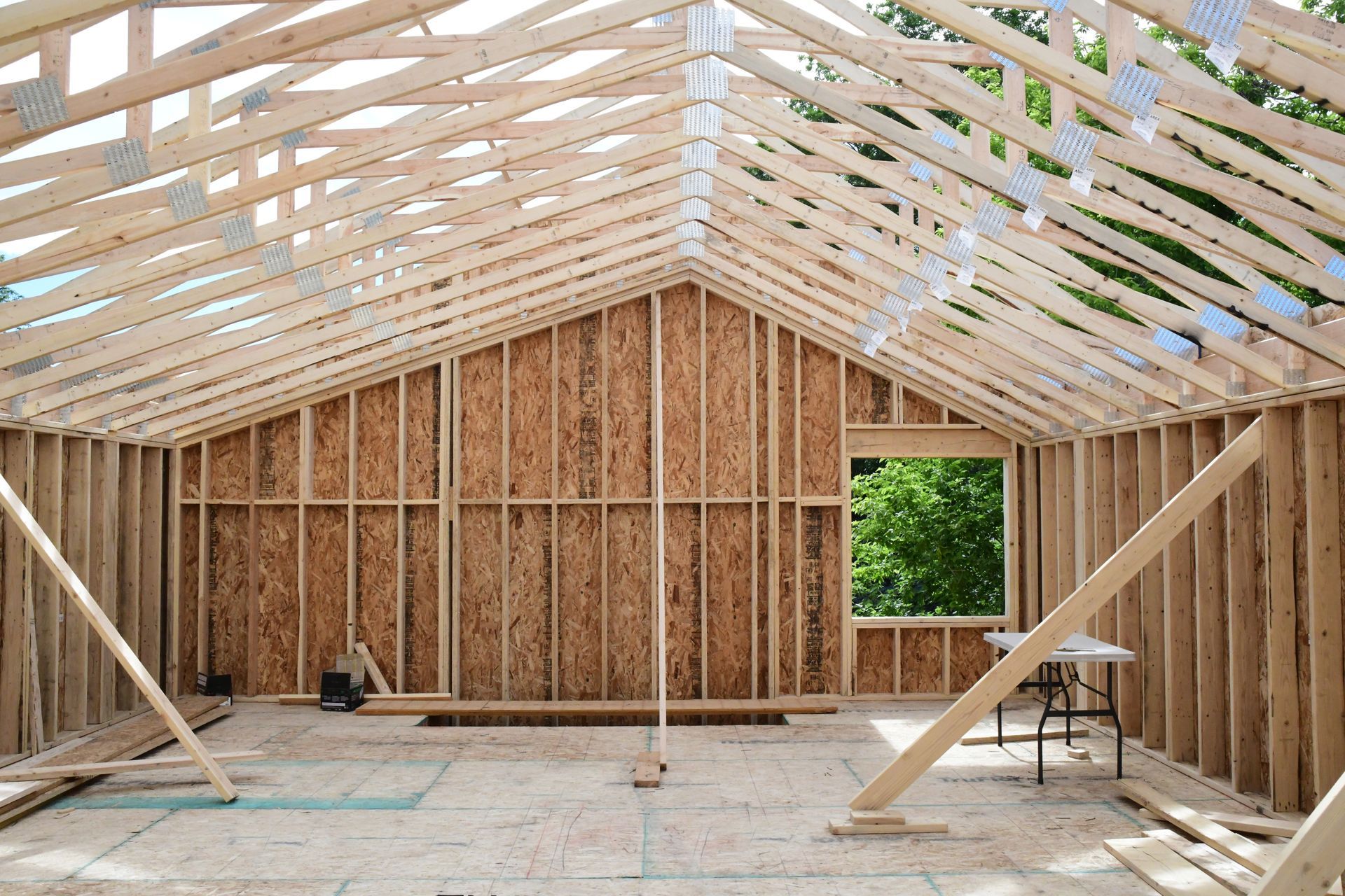 L'interno di una casa in costruzione con travi in ​​legno.