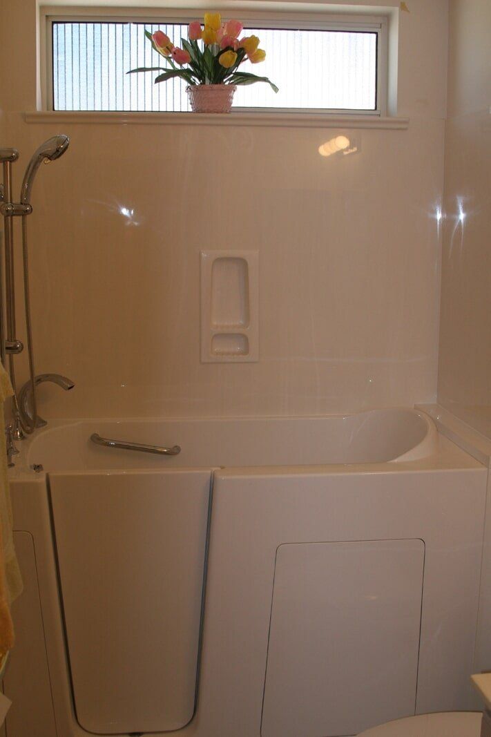 Safety Tub with solid surface surrounds Sun City 3