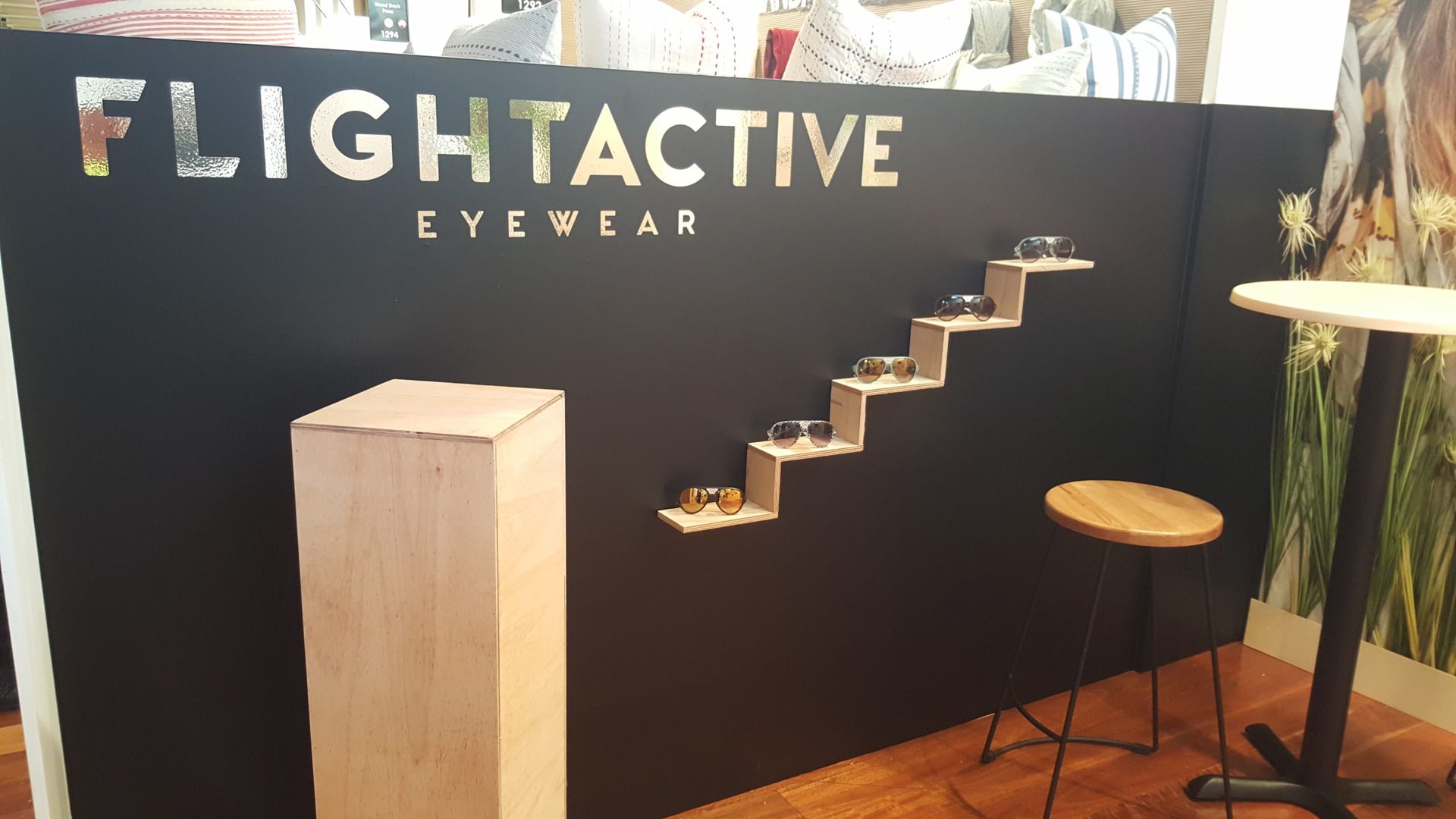 A black wall with the word flightactive on it