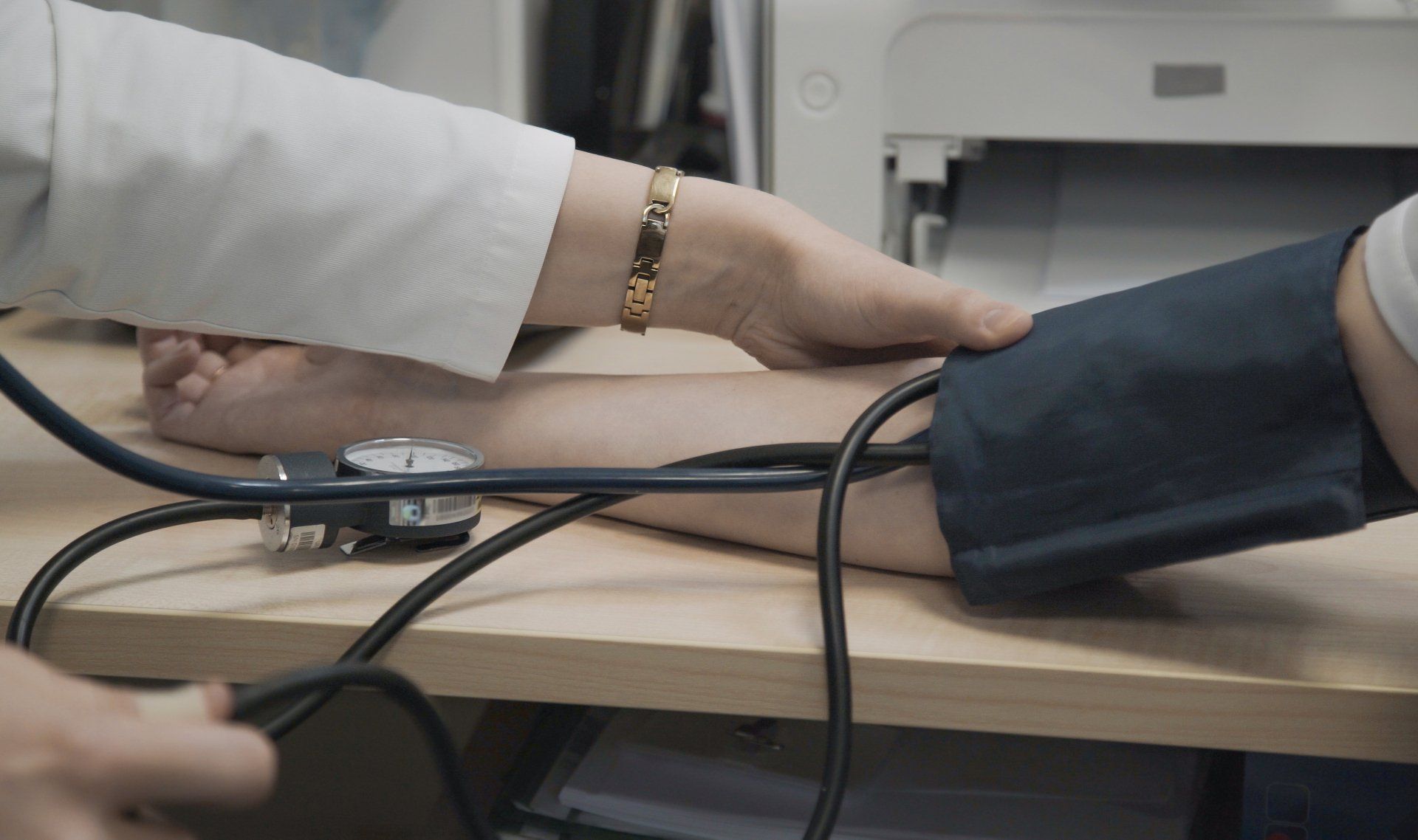 Médico medindo a pressão de um paciente