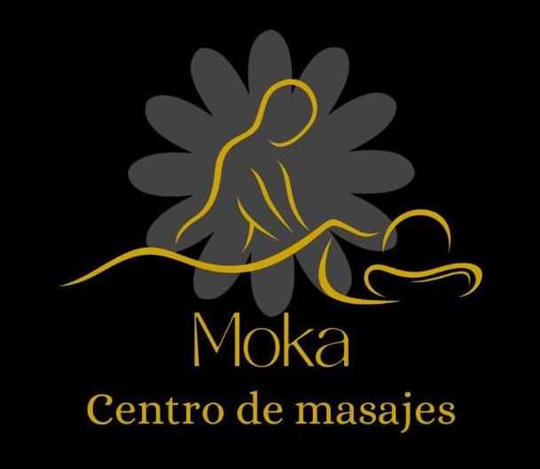 Logotipo de Moka, un centro de masajes. Presenta una flor gris, el contorno dorado de una persona recibiendo un masaje y texto sobre fondo negro.