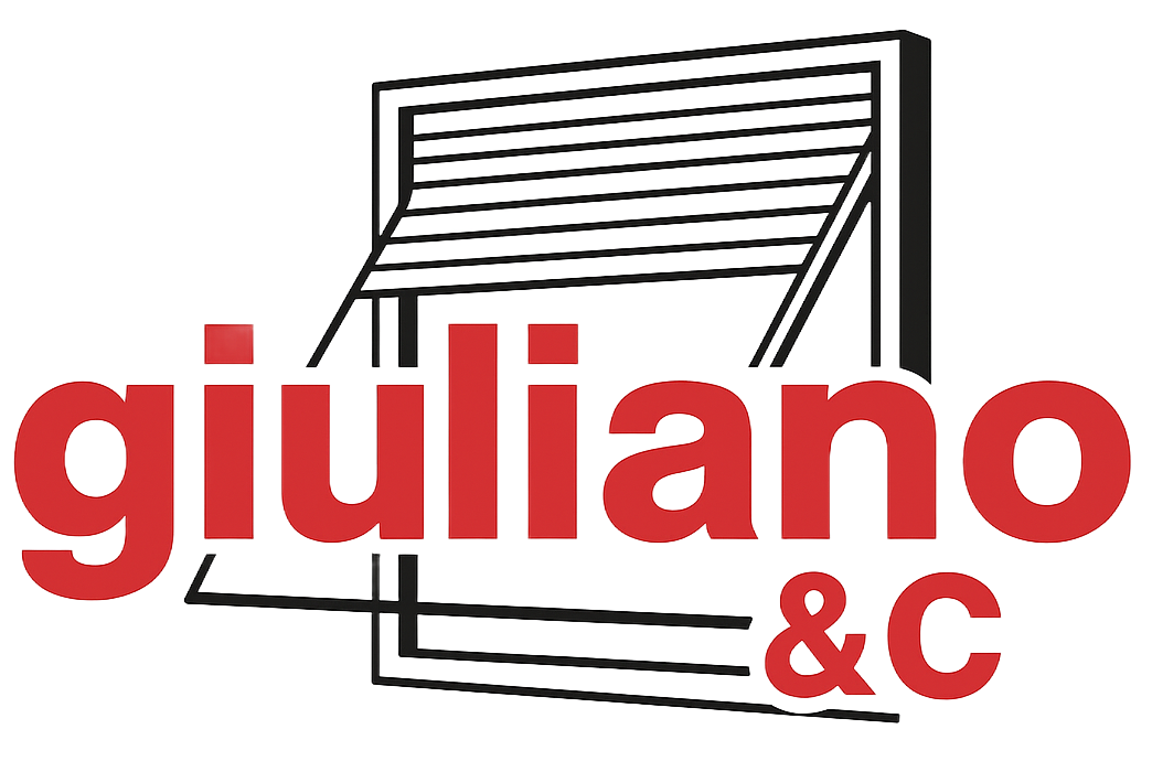 Logo Giuliano & C: testo rosso sopra lo schizzo di una finestra con persiana.