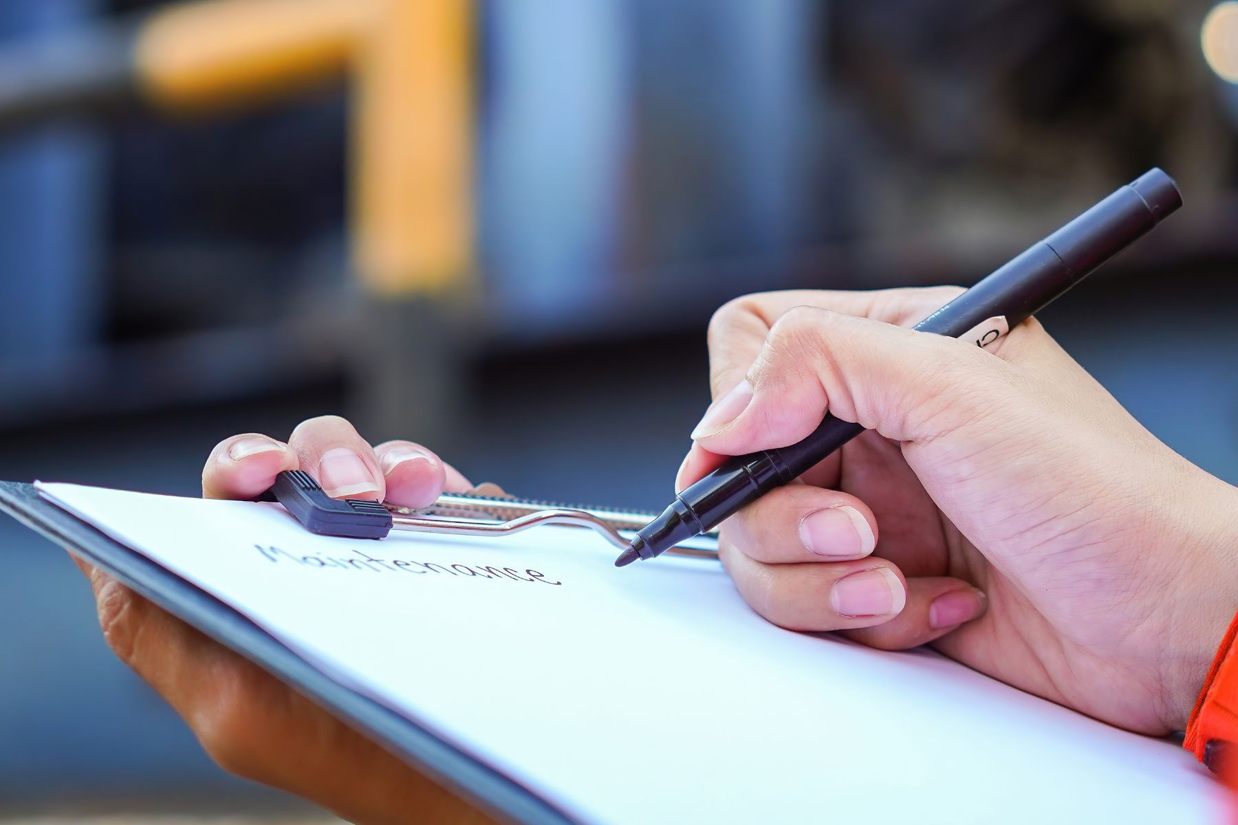 Scrittura a mano su un blocco per appunti con un pennarello nero.