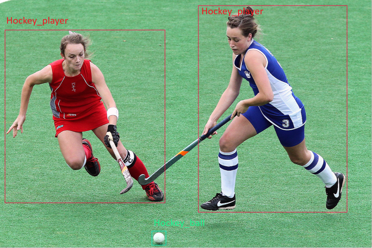 Twee vrouwen spelen hockey op een veld. Hun data wordt verzameld