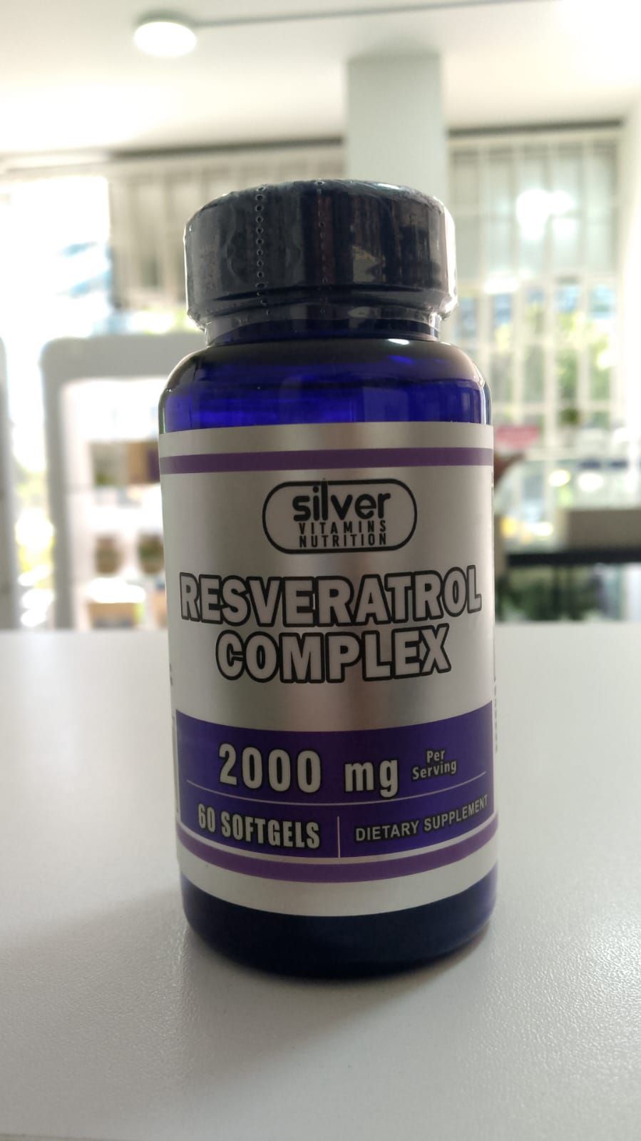 Una botella de complejo de resveratrol está sobre una mesa.