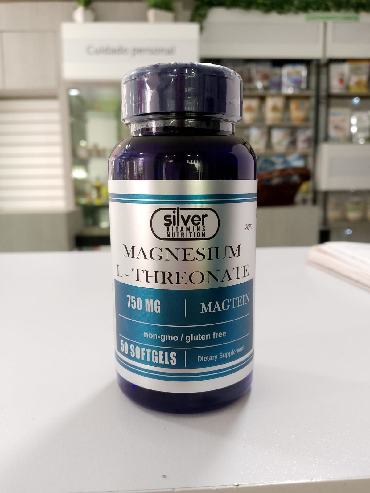 Una botella de L-treonato de magnesio está sobre el mostrador de una tienda.
