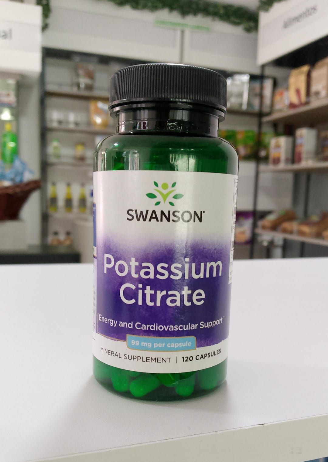Una botella de citrato de potasio está sobre el mostrador de una tienda.