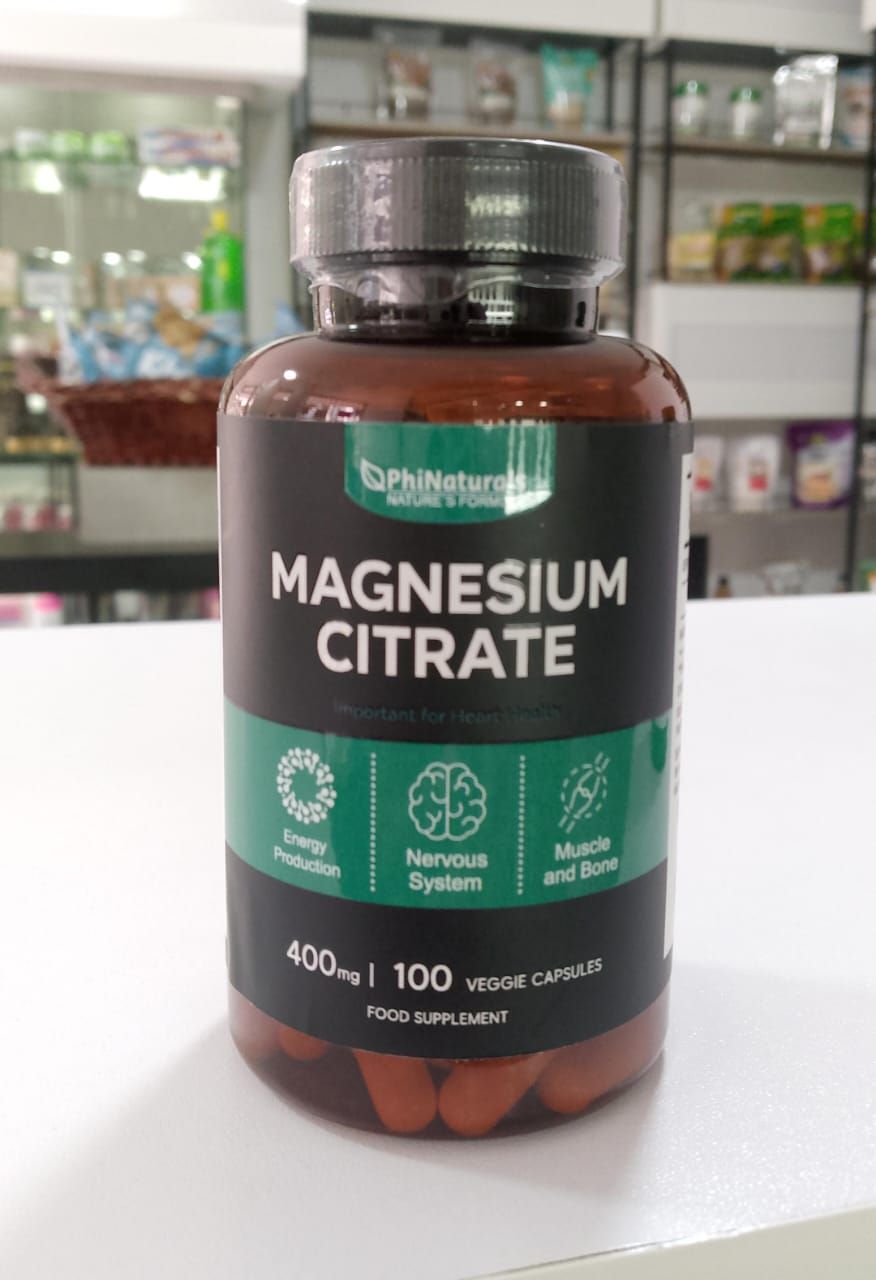 Una botella de citrato de magnesio está sobre el mostrador de una tienda.