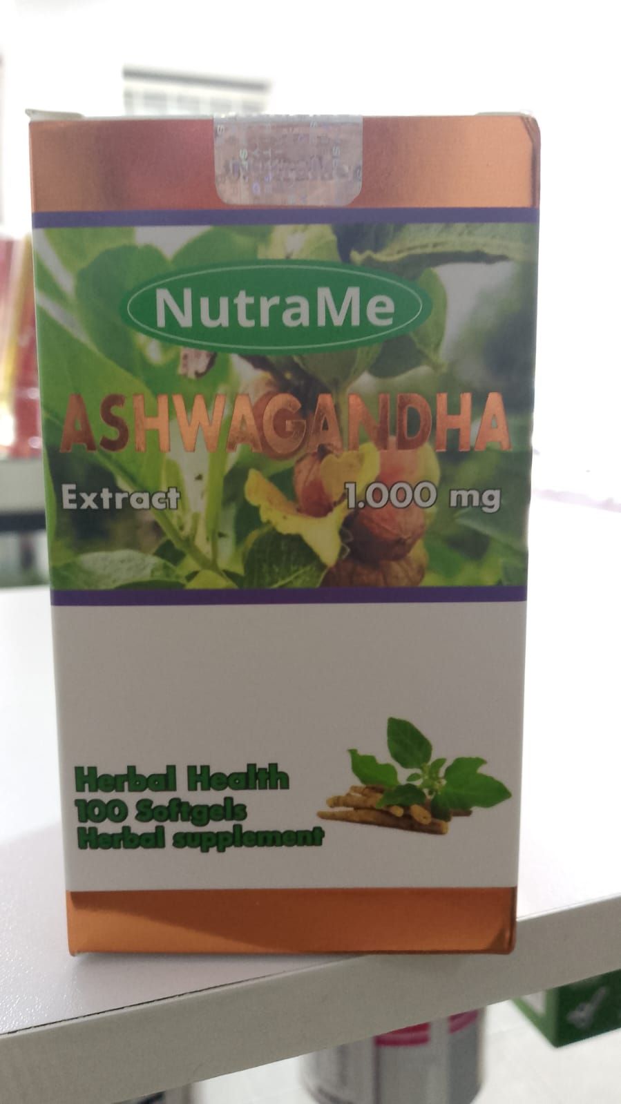 Una caja de extracto de ashwagandha de Nutrame está en un estante.