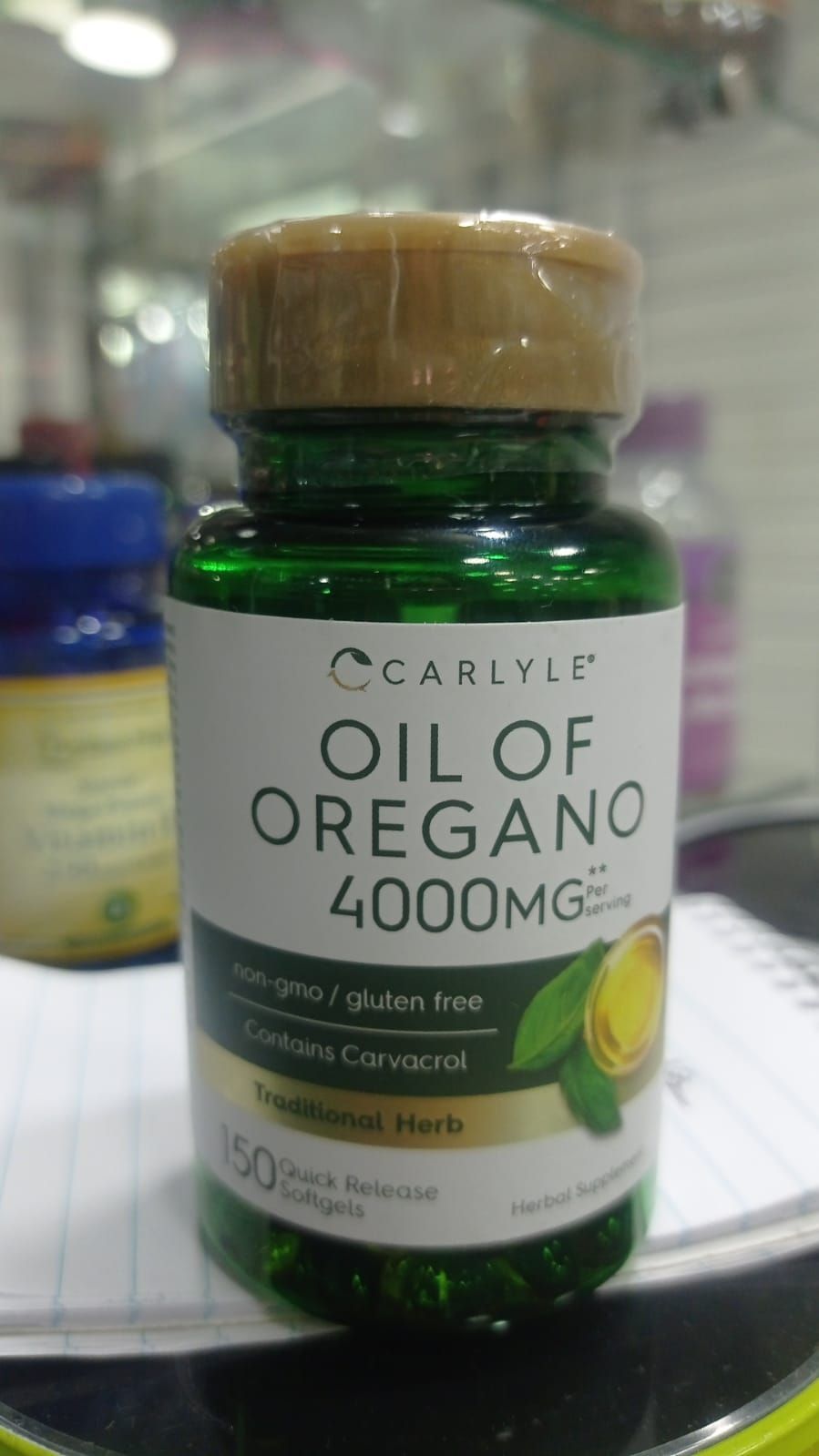 Una botella verde de aceite de orégano 4000mg